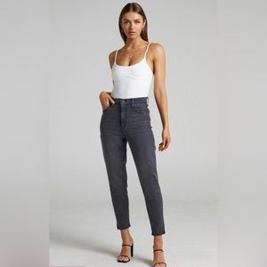 Levi’s High-Waisted Mom Jean relaxed , tapered leg 28 x 27 faded black wash